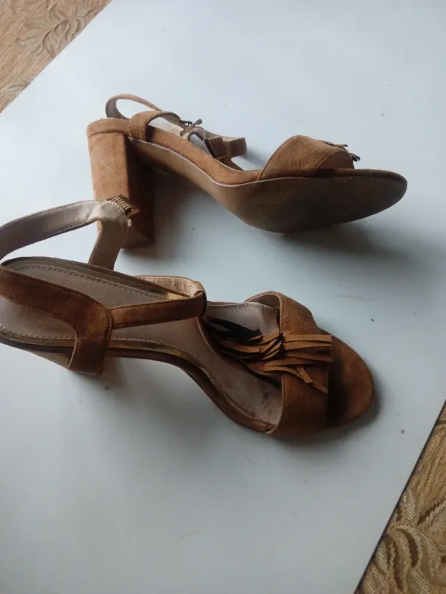 Sandalias de mujer marrones y doradas