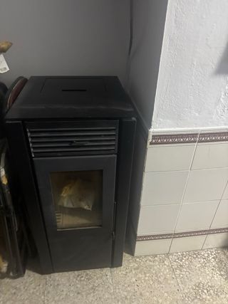 Chimenea de pellets negra