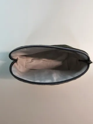 Neceser color verde estampado. Hecho a mano.