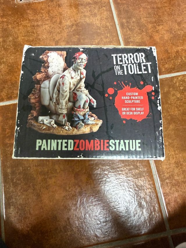 Figura Zombie Urban Terror On Toilet