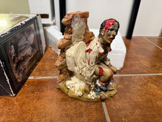 Figura Zombie Urban Terror On Toilet