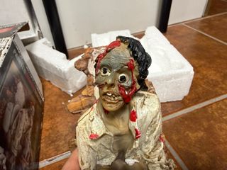 Figura Zombie Urban Terror On Toilet