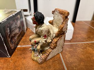 Figura Zombie Urban Terror On Toilet