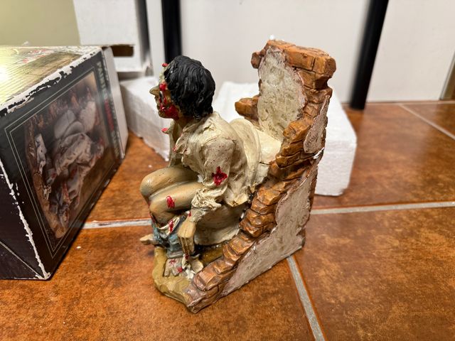 Figura Zombie Urban Terror On Toilet