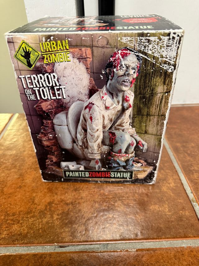 Figura Zombie Urban Terror On Toilet