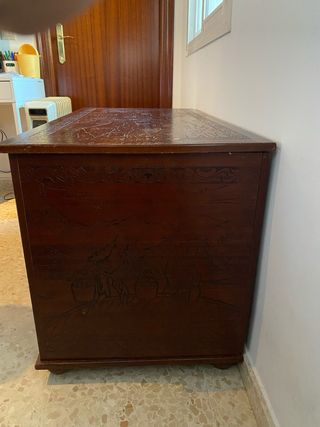 Baúl de madera tallado