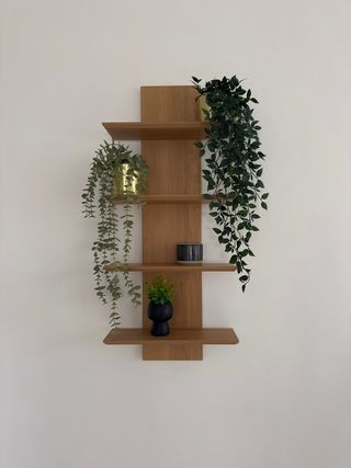 Estantería de madera.