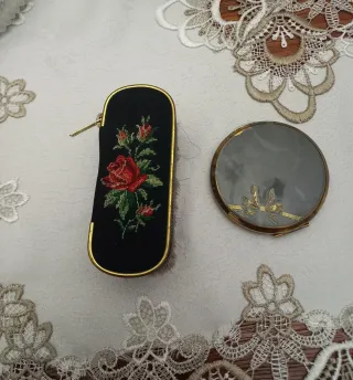 Portacipria e spazzola vintage ricamati