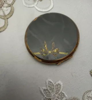 Portacipria e spazzola vintage ricamati