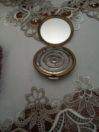 Portacipria e spazzola vintage ricamati