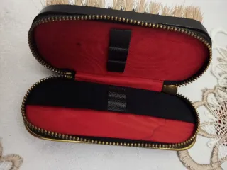 Portacipria e spazzola vintage ricamati