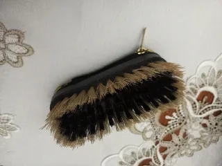 Portacipria e spazzola vintage ricamati