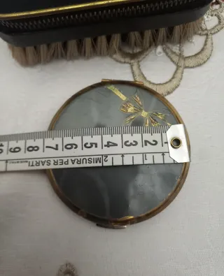 Portacipria e spazzola vintage ricamati