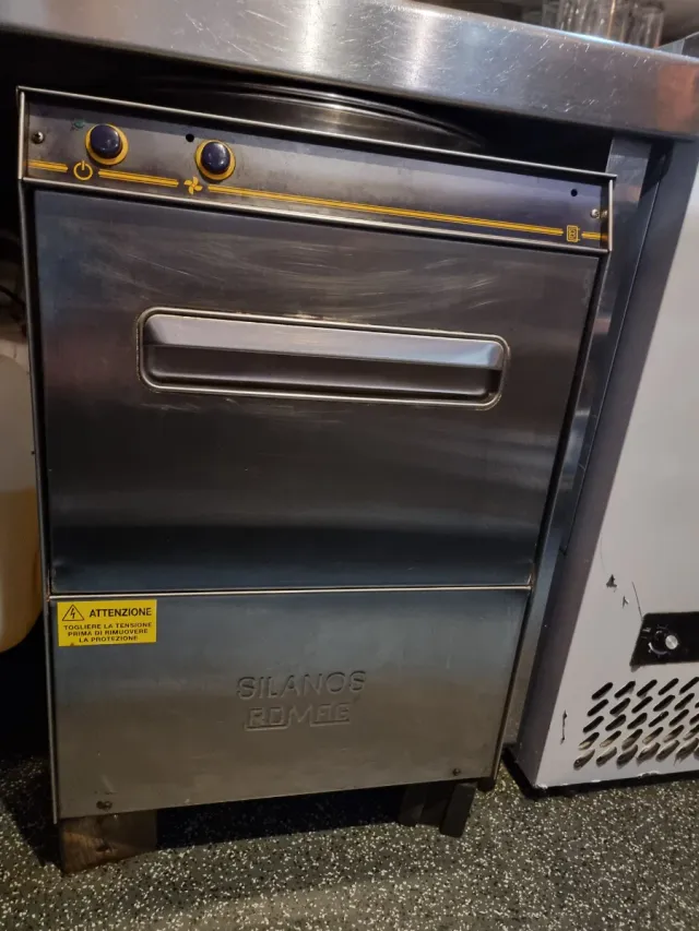 Lavavaso con pompa detergente e brillantante