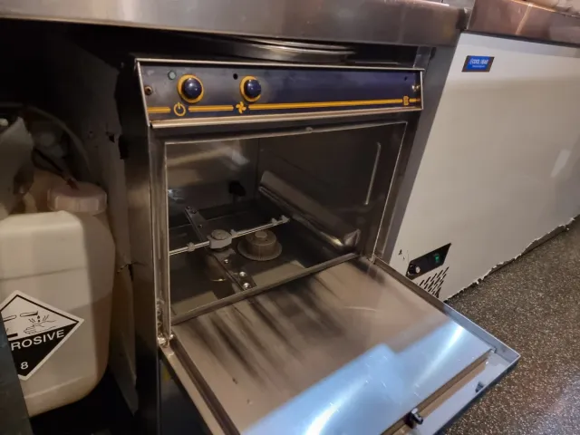 Lavavaso con pompa detergente e brillantante