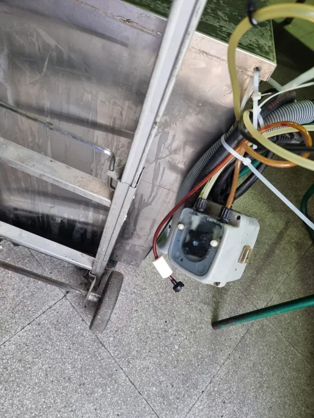 Lavavaso con pompa detergente e brillantante