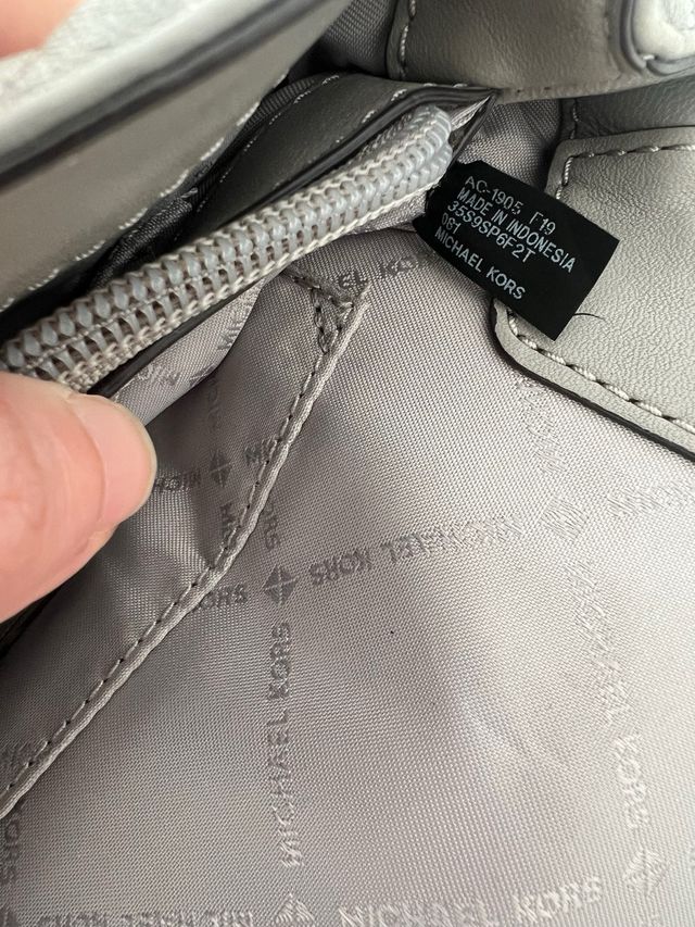 Bolso Michael Kors Piel Acolchado Gris