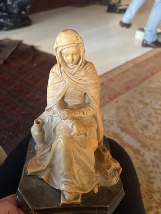 Figura de señora con jarra