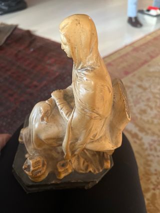 Figura de señora con jarra