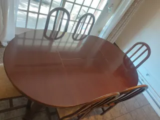 Mesa de comedor ovalada de madera