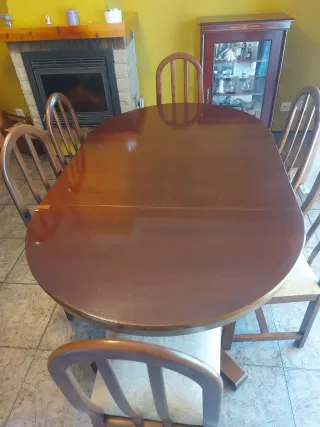 Mesa de comedor ovalada de madera