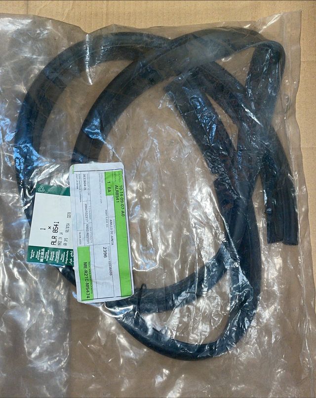 ALR8541 Sello Capó LAND ROVER