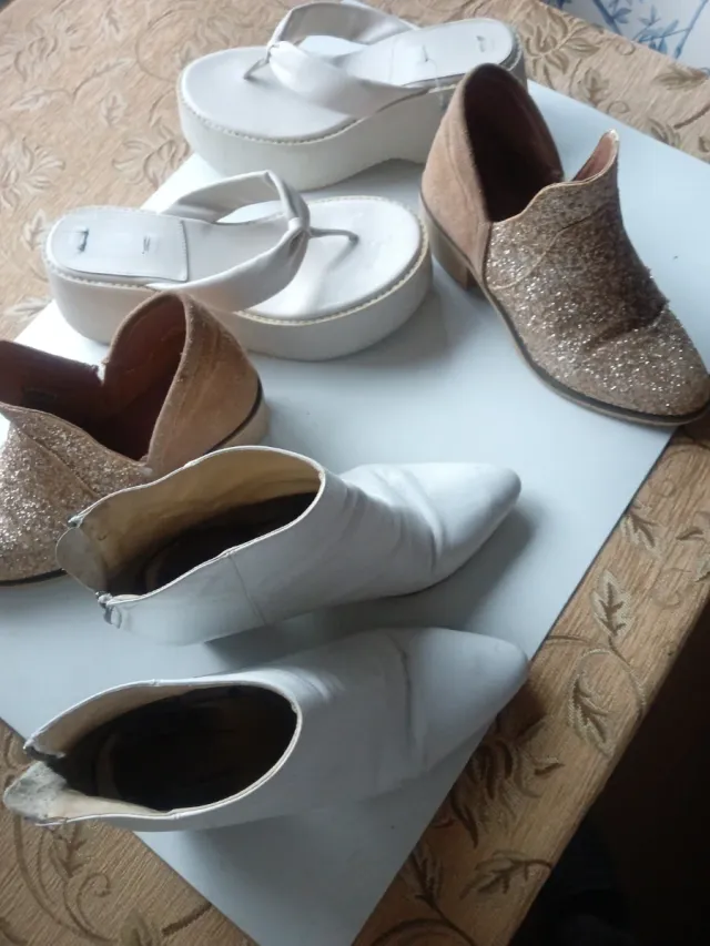 Zapatos de mujer dorados y blancos