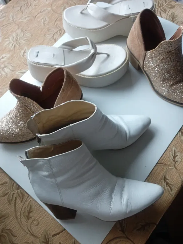 Zapatos de mujer dorados y blancos