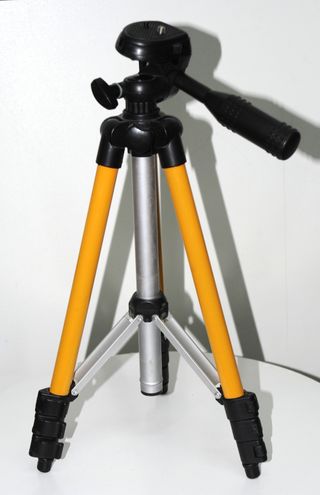 Trípode pequeño para cámara fotográfica.