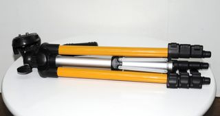 Trípode pequeño para cámara fotográfica.