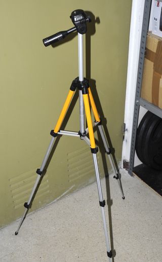 Trípode pequeño para cámara fotográfica.