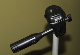 Trípode pequeño para cámara fotográfica.