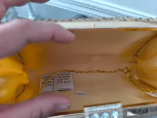 Bolso de fiesta dorado con cadena