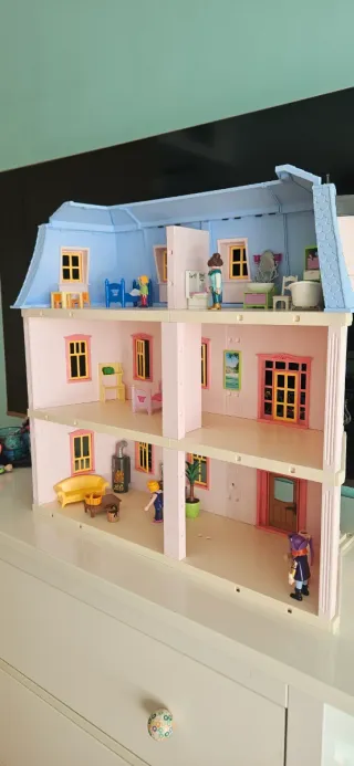 Casa Playmobil rosa y azul.