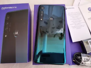 Motorola One Macro, Tripla fotocamera