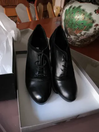 Zapatos abotinados negros  piel(Rebeca Sanver)