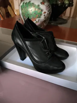 Zapatos abotinados negros  piel(Rebeca Sanver)