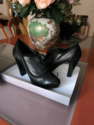 Zapatos abotinados negros  piel(Rebeca Sanver)