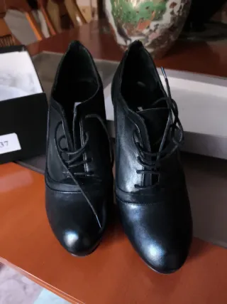 Zapatos abotinados negros  piel(Rebeca Sanver)