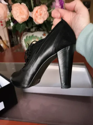 Zapatos abotinados negros  piel(Rebeca Sanver)