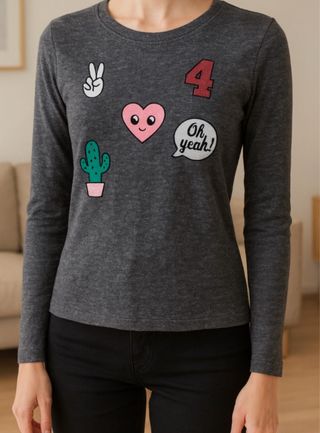 Camiseta gris con parches divertidos