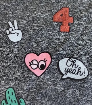 Camiseta gris con parches divertidos