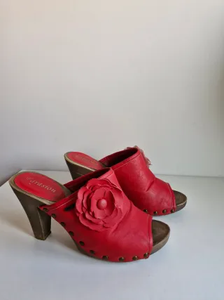 Zapatos de tacón rojos festivos