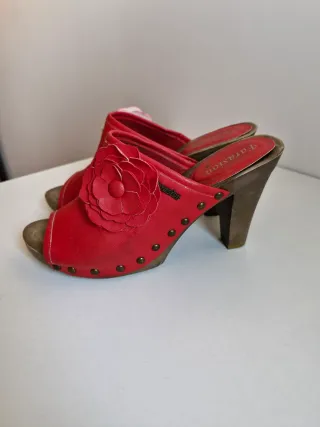 Zapatos de tacón rojos festivos