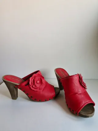Zapatos de tacón rojos festivos
