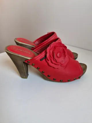 Zapatos de tacón rojos festivos