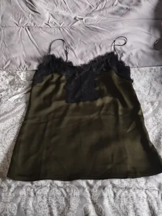 Top lencero verde con encaje negro