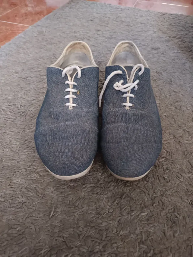 Zapatillas de lona azul con cordones blancos