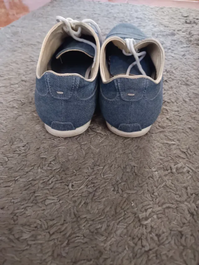 Zapatillas de lona azul con cordones blancos