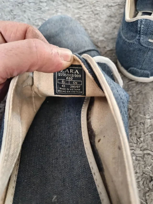 Zapatillas de lona azul con cordones blancos